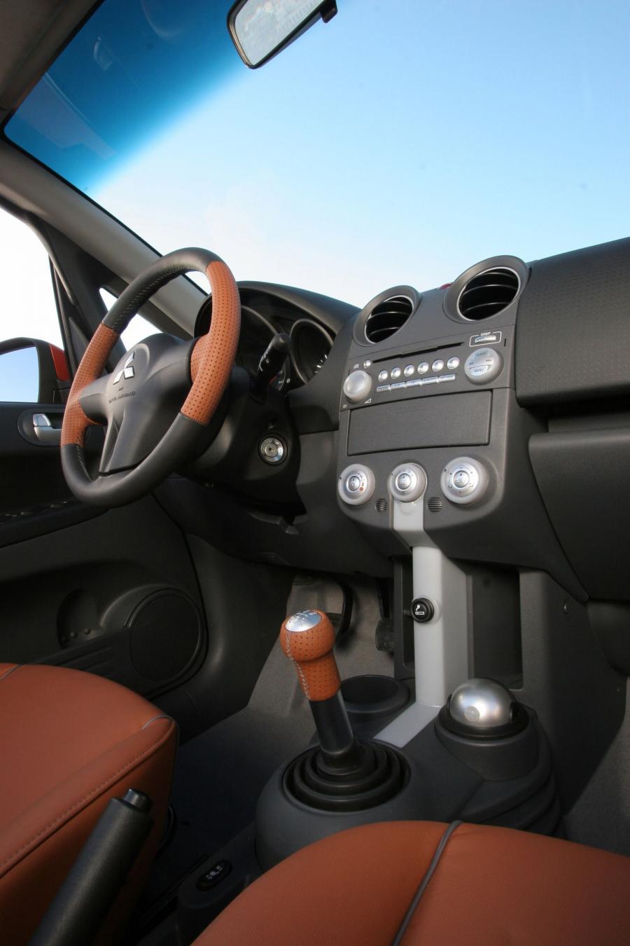 Интерьер Mitsubishi Colt CZC 2006 года  (WW) (фото 12 из 21)